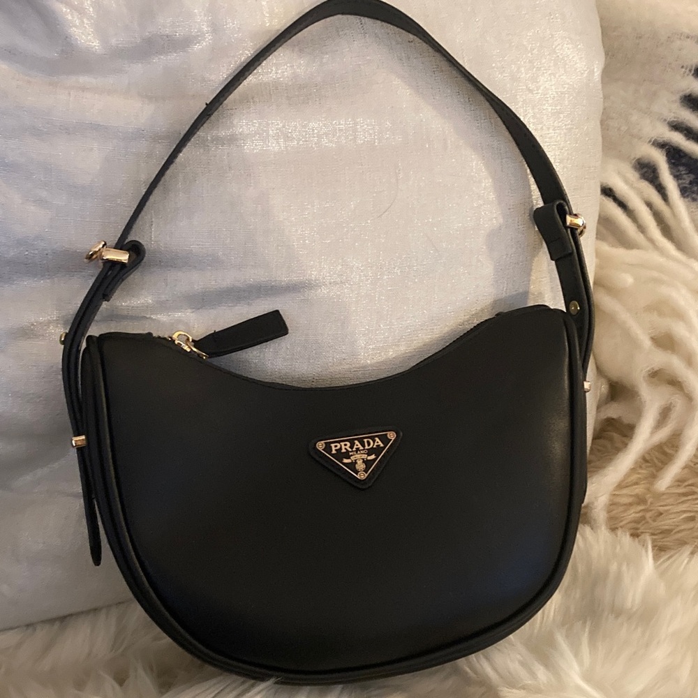 Fashion crescent shaped shoulder bag